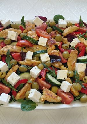 Фото Середземноморський салат з куркою, фетою та оливками 🥗.