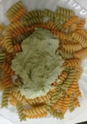 Una foto de Fideos tricolor con crema de palta👐