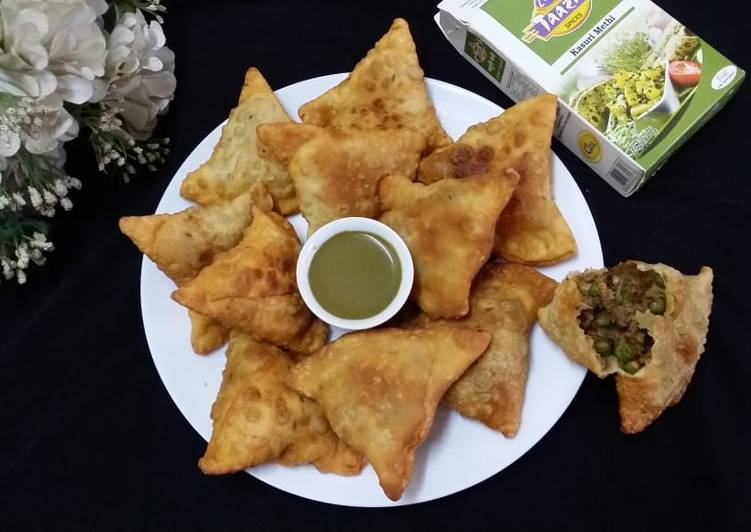 Recipe of Super Quick Homemade Chicken Matar Samosas