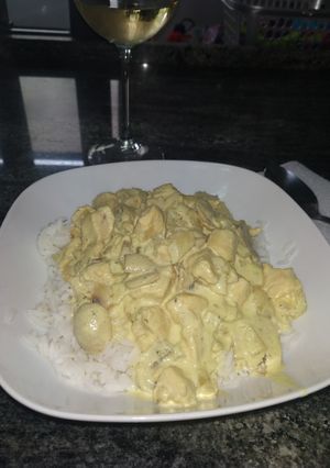 Una foto de Pollo al curry con arroz