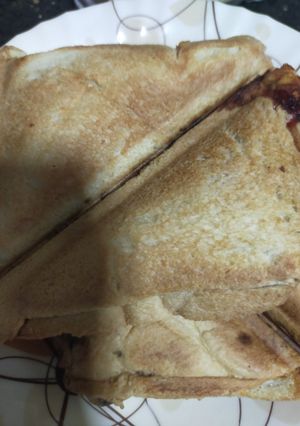 A picture of 3 spice bread sandwich.