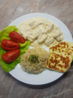 Tejszínes csirkemell grillsajttal recept fotója