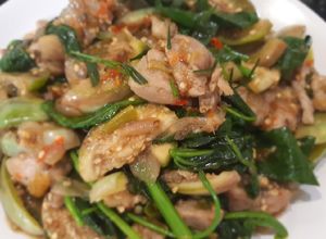 รูปของ ไก่ผัดน้ำพริกปลาร้า ผักเชียงดา & ไชยา ริมรั้ว #upcycle no. 1