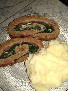 Una foto de Pan de carne relleno de espinacas, jamón y queso