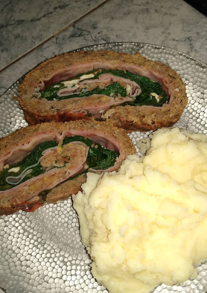 Una foto de Pan de carne relleno de espinacas, jamón y queso