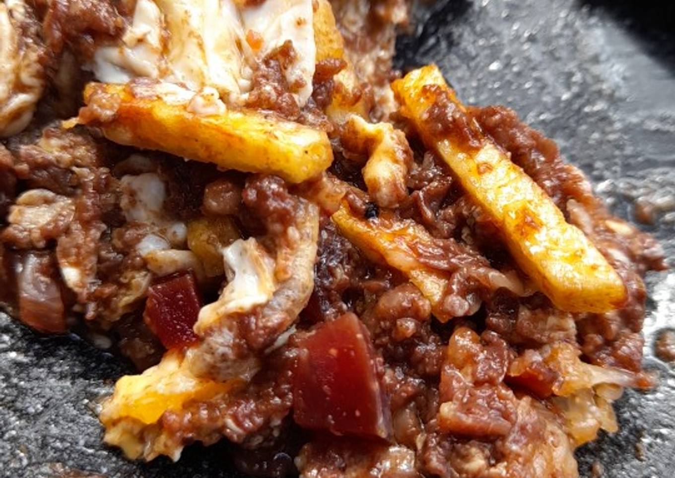 Revuelto de morcilla con jamón y patatas paja