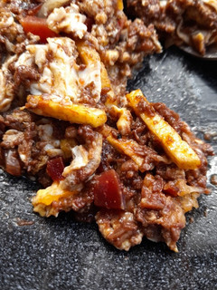 Una foto de Revuelto de morcilla con jamón y patatas paja