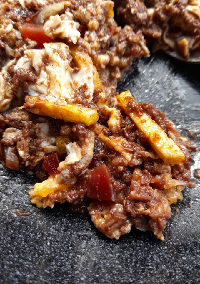 Una foto de Revuelto de morcilla con jamón y patatas paja