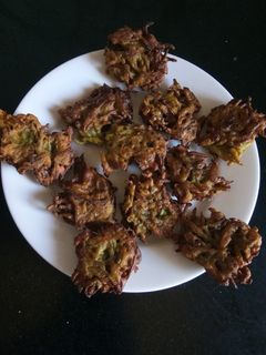 লাউ আলুর খোসার পকোড়া (lau aalu r khosar pakoda recipe in bengali ) রেসিপির প্রধান ছবি