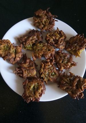 লাউ আলুর খোসার পকোড়া (lau aalu r khosar pakoda recipe in bengali ) রেসিপির প্রধান ছবি