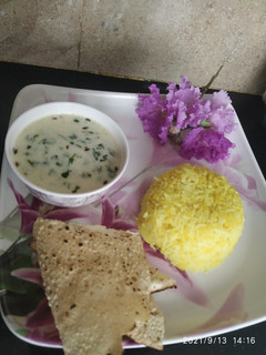કઢી ખીચડી (Kadhi Khichdi Recipe In Gujarati) રેસીપી મુખ્ય ફોટો
