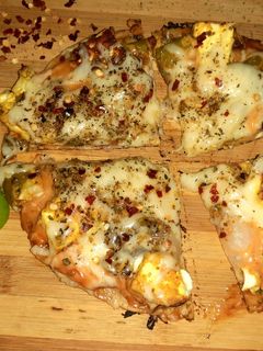 आटा पनीर टिक्का चीज़ थिन क्रस्ट पिज़्ज़ा (Aata paneer tikka cheese thin crust pizza recipe in Hindi) रेसिपी मुख्य फोटो