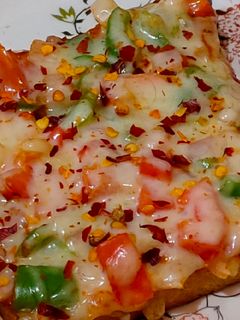 तवा ब्रेड चीज़ पिज़्ज़ा (tawa bread cheese pizza recipe in Hindi) रेसिपी मुख्य फोटो