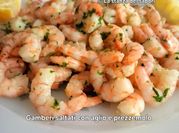 Una foto di gamberoni in padella