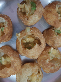 पानी पूरी (pani puri recipe in Hindi) रेसिपी मुख्य फोटो