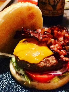 Una foto de Hamburguesa casera con bacon y cheddar 😍😍 y toque ahumado en ahumadora 🍔🍔🍔