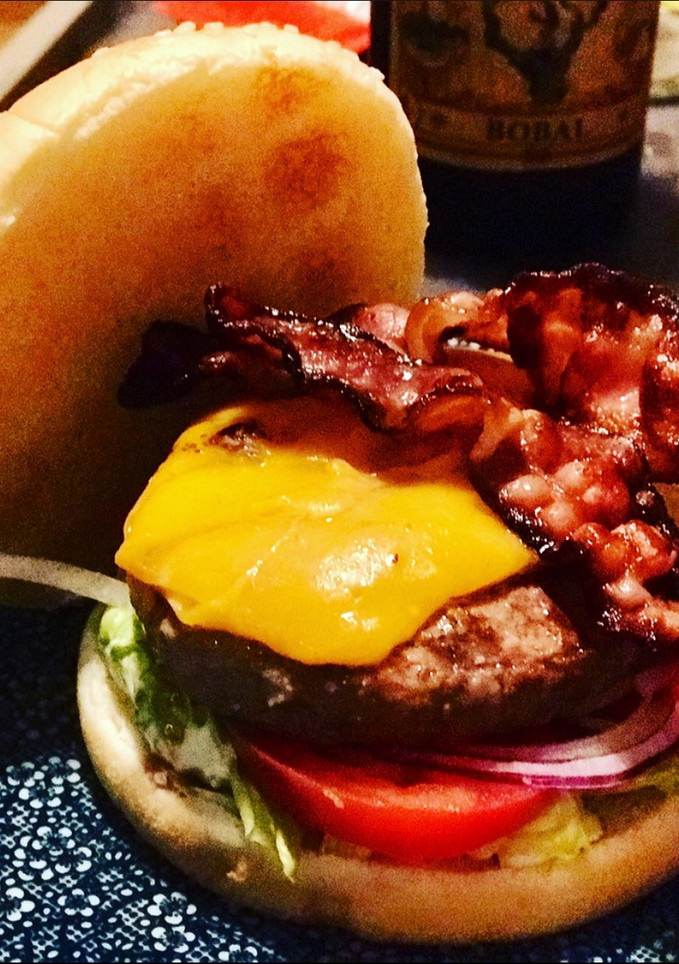 Una foto de Hamburguesa casera con bacon y cheddar 😍😍 y toque ahumado en ahumadora 🍔🍔🍔