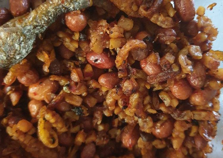 Cara Membuat Goreng tempe teri kentang kacang kering yang Gurih