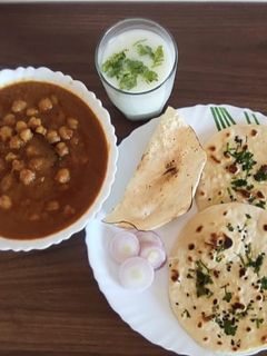 છોલે કુલચા (Chhole Kulcha Recipe In Gujarati) રેસીપી મુખ્ય ફોટો