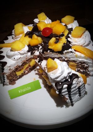 A picture of Mango Blackforest Cake.