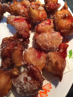 Una foto de Buñuelos con fresas 🍓🍓🍓