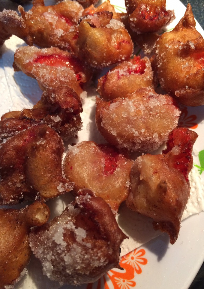 Una foto de Buñuelos con fresas 🍓🍓🍓