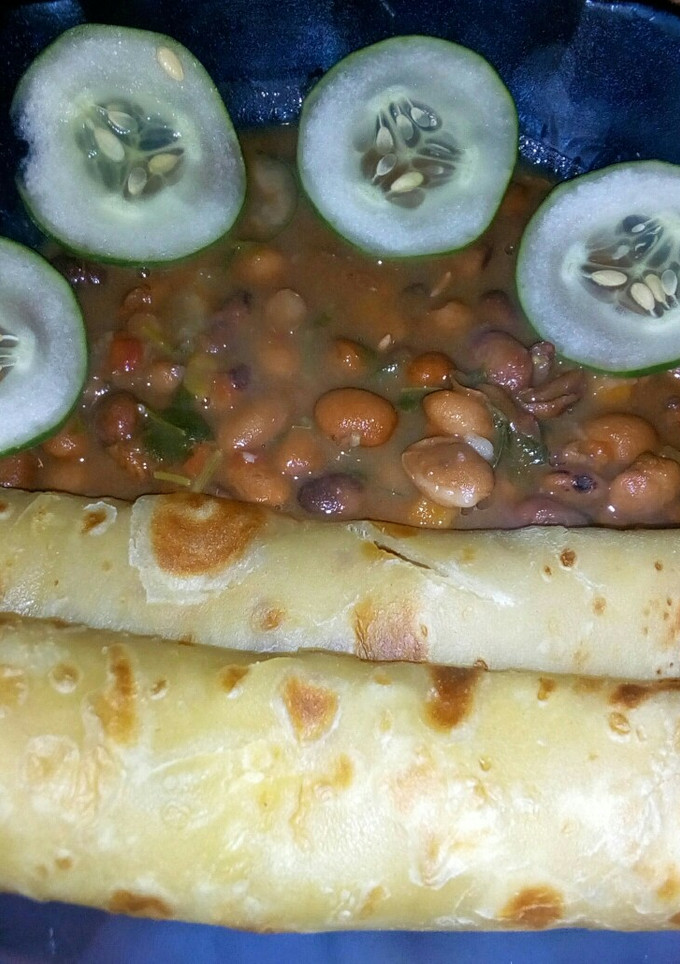 A picture of Soft chapati served with beans.