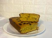Una foto de budín naranja y ciruelas
