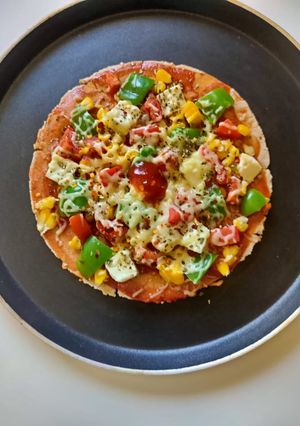 જુવાર પીઝા (jowar pizza Recipe in Gujarati) રેસીપી મુખ્ય ફોટો