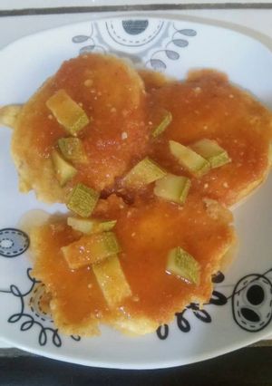 Una foto de Tortitas de pollo con salsa y calabacitas