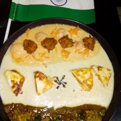 A picture of Tricolor kofta curry.