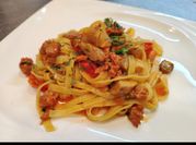 Una foto di fettuccine ai funghi