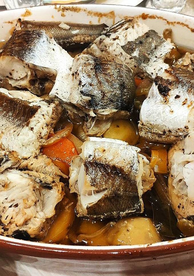 Хек, запечений з овочами