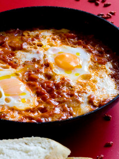 Una foto de Huevos en el purgatorio