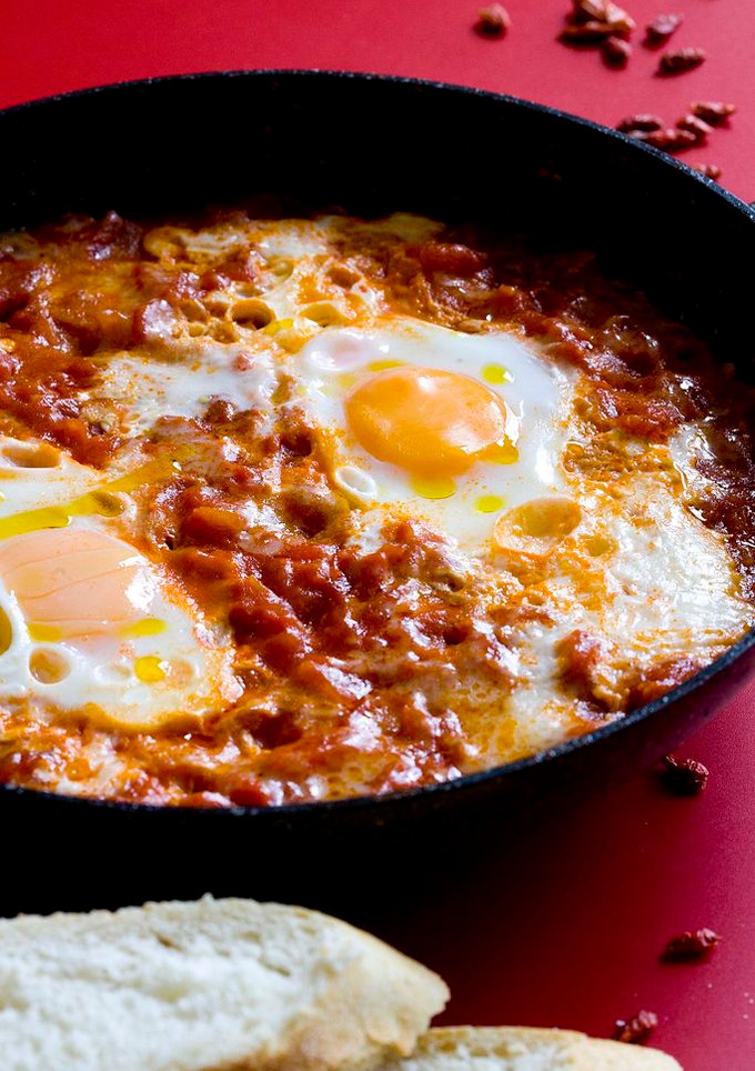 Una foto de Huevos en el purgatorio
