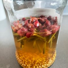 A picture of Pickled chive buds.