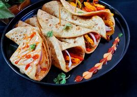 चिली पनीर रोल (chilli paneer roll recipe in Hindi)