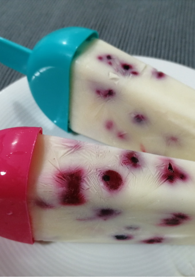 Una foto de Helado de yogur griego con frutos del bosque
