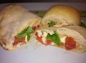 Una foto de Calzones Caprese para enamorar