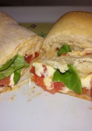 Una foto de Calzones Caprese para enamorar