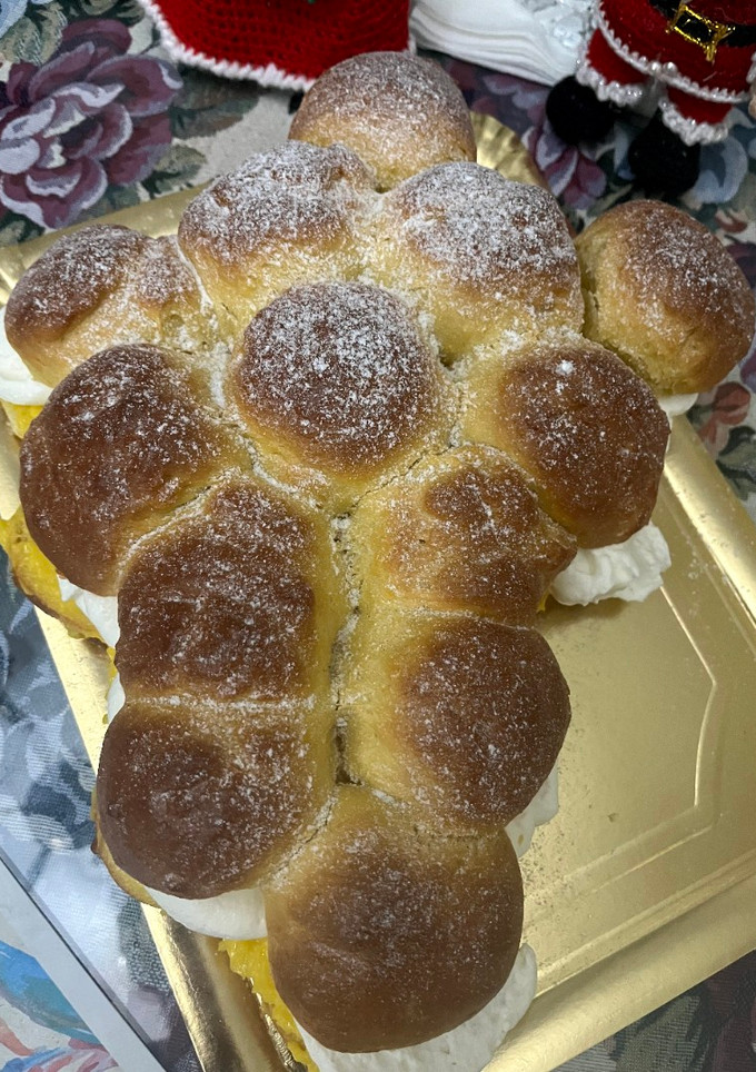 Una foto de Racimos de uvas con crema pastelera y nata