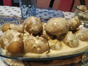 Una foto de mayonesa de ajo y perejil