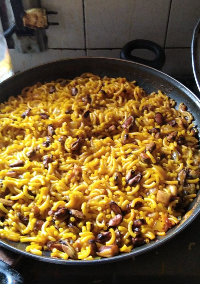 Una foto de Fideuá de marisco a mi manera