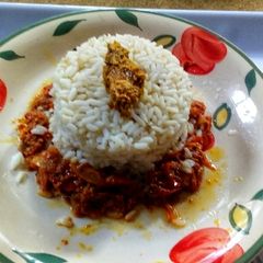 A picture of Scooped Rice and Onion Ring Sauce.
