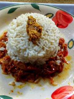 A picture of Scooped Rice and Onion Ring Sauce.