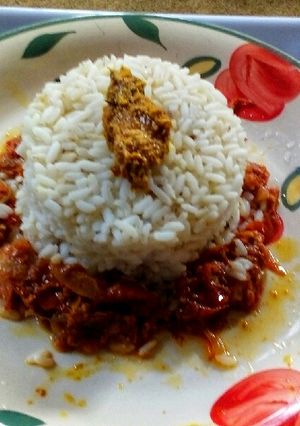 A picture of Scooped Rice and Onion Ring Sauce.