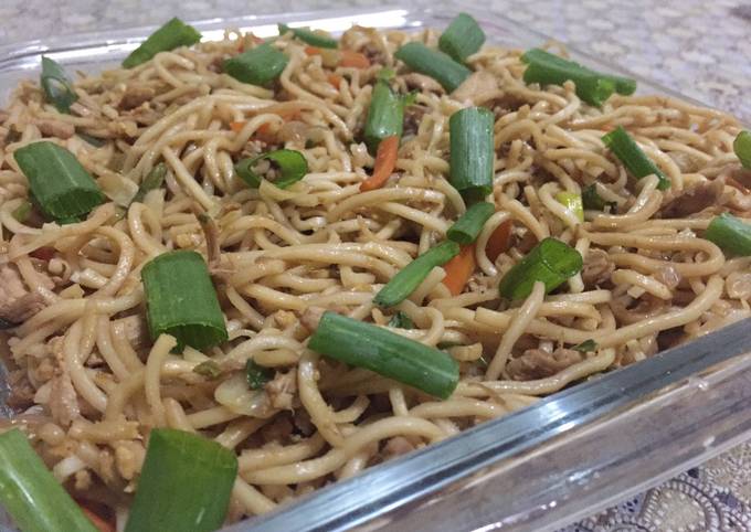 Chicken Hakka Noodles Recipe + Video