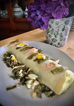 Una foto de Brazo de patata con judías y bonito