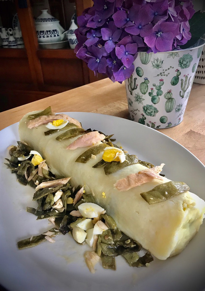 Una foto de Brazo de patata con judías y bonito