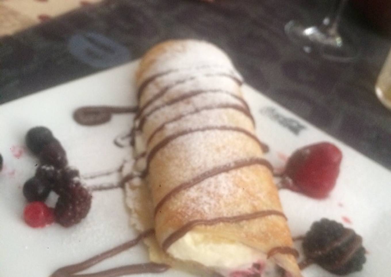 Crepes rellenos de frutos rojos y nata